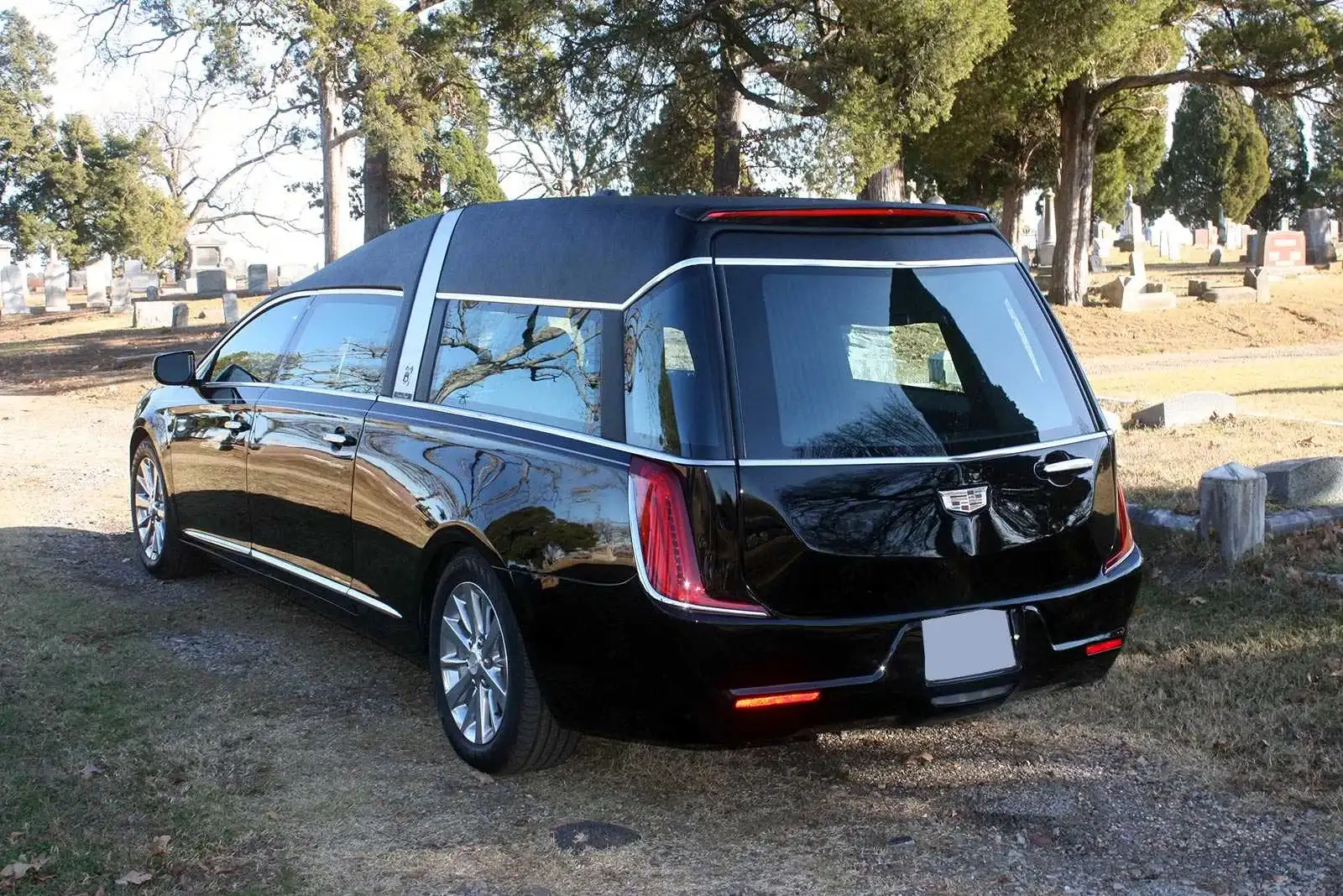 Mașină funerară neagră, pregătită pentru transportul decedatului
