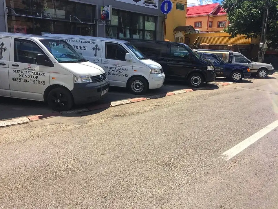 Mașinile funerare ale casei Zgâmboi, parcate în fața sediului