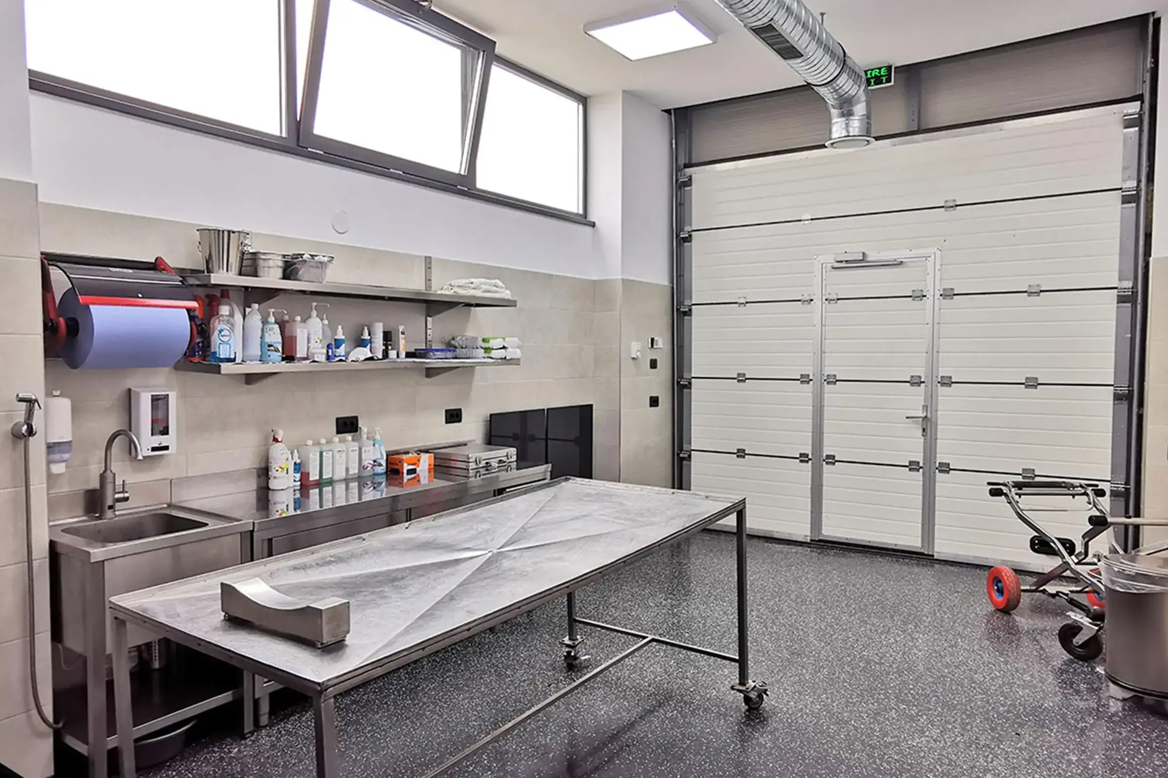 Sala de pregătire a decedaților, cu masă din inox și echipamente sanitare, conformă normelor în vigoare