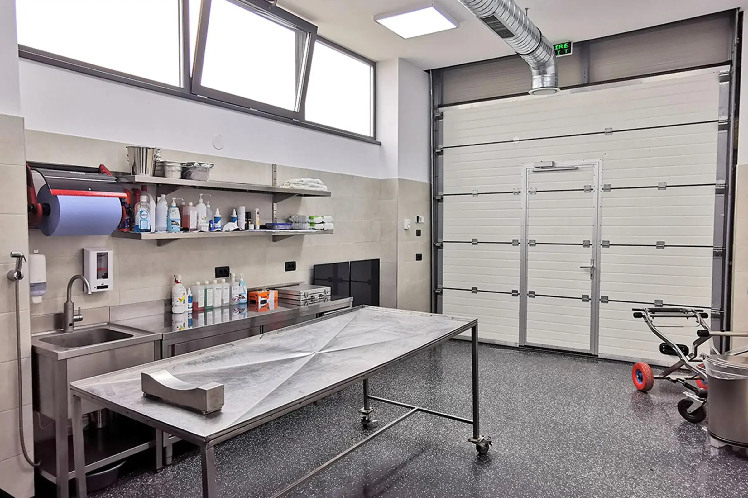 Sală de pregătire a decedaților cu masă din inox, conformă normelor sanitare